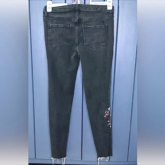 Floral Embroidered Black Raw Hem Skinny Jeans Size 4 Whimsigoth Cottage Goth - Picture 3 of 6